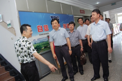 2011年8月，時任浙江省委組織部副部長莊躍成視察天通